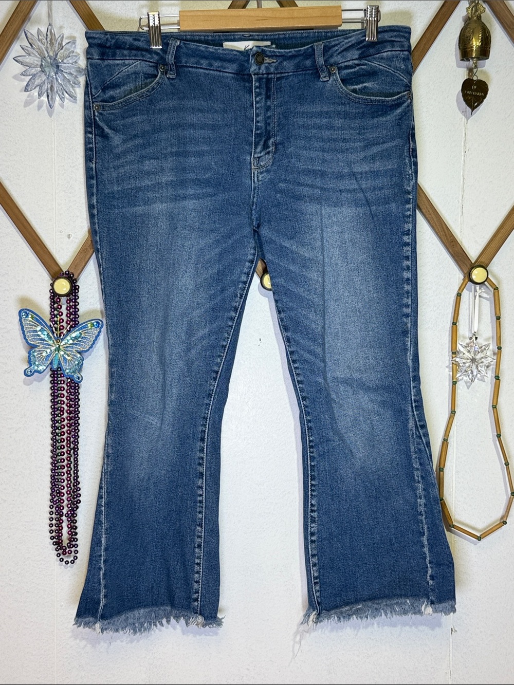 KanCan Medium Blue Frayed-Hem Cropped Jeans
